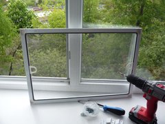 Встановлення віконної москітної сітки 5000022 фото